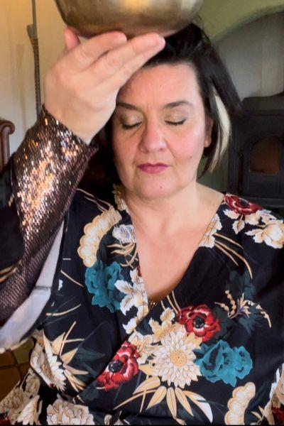 Elisabeth met een klankschaal